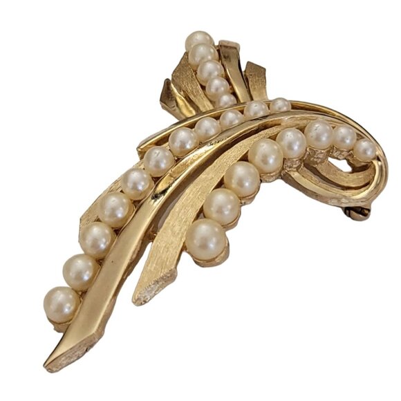 Trifari Crown Over T Gold Tone Faux Pearl Ribbon Brooch, Signed K620 - Picture 4 of 9